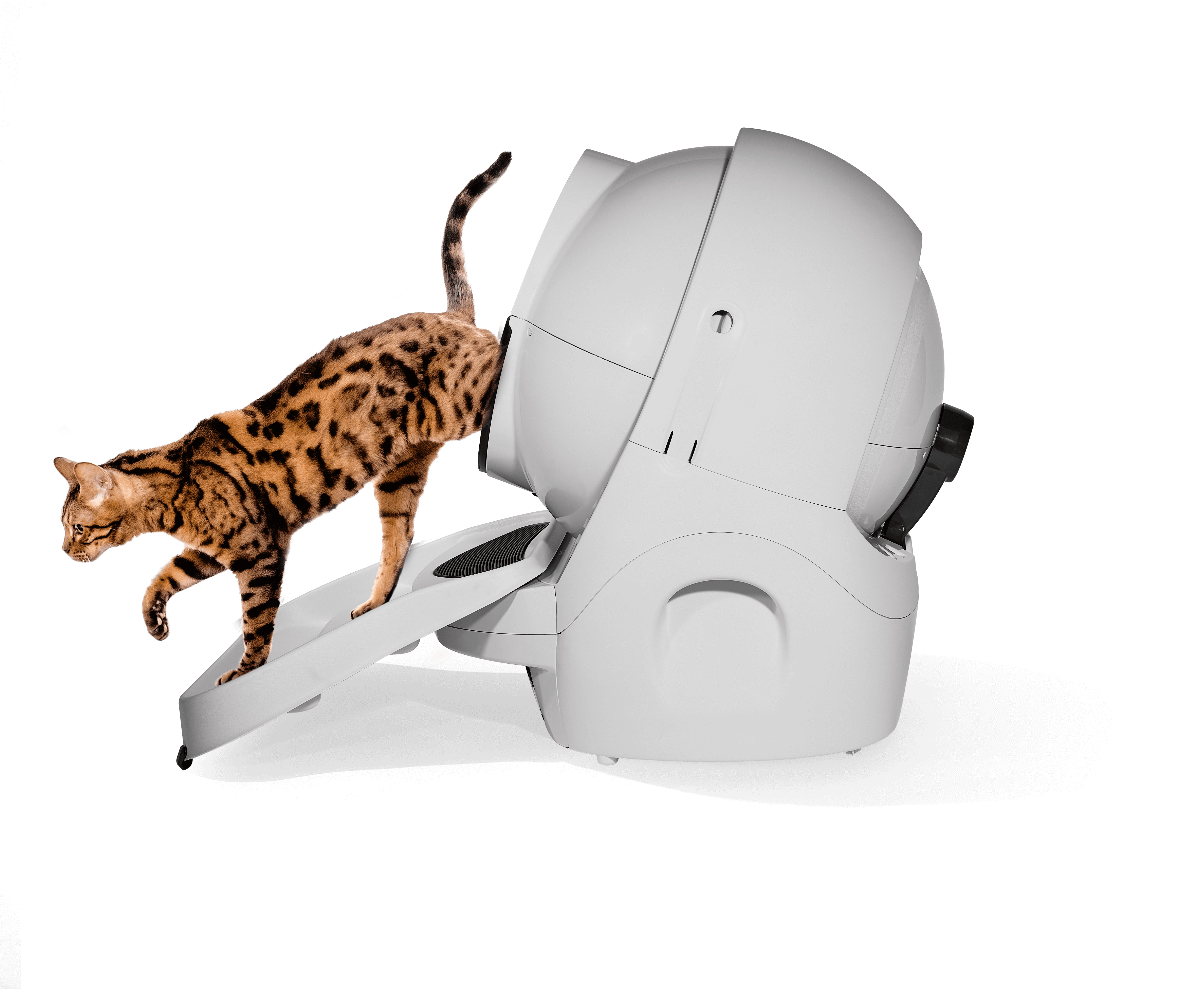 Cat Litter-Robot 3 side with beige ramp with cat